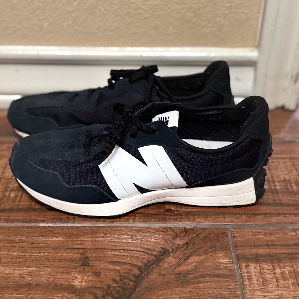 New Balance kids blackand White Sneakers